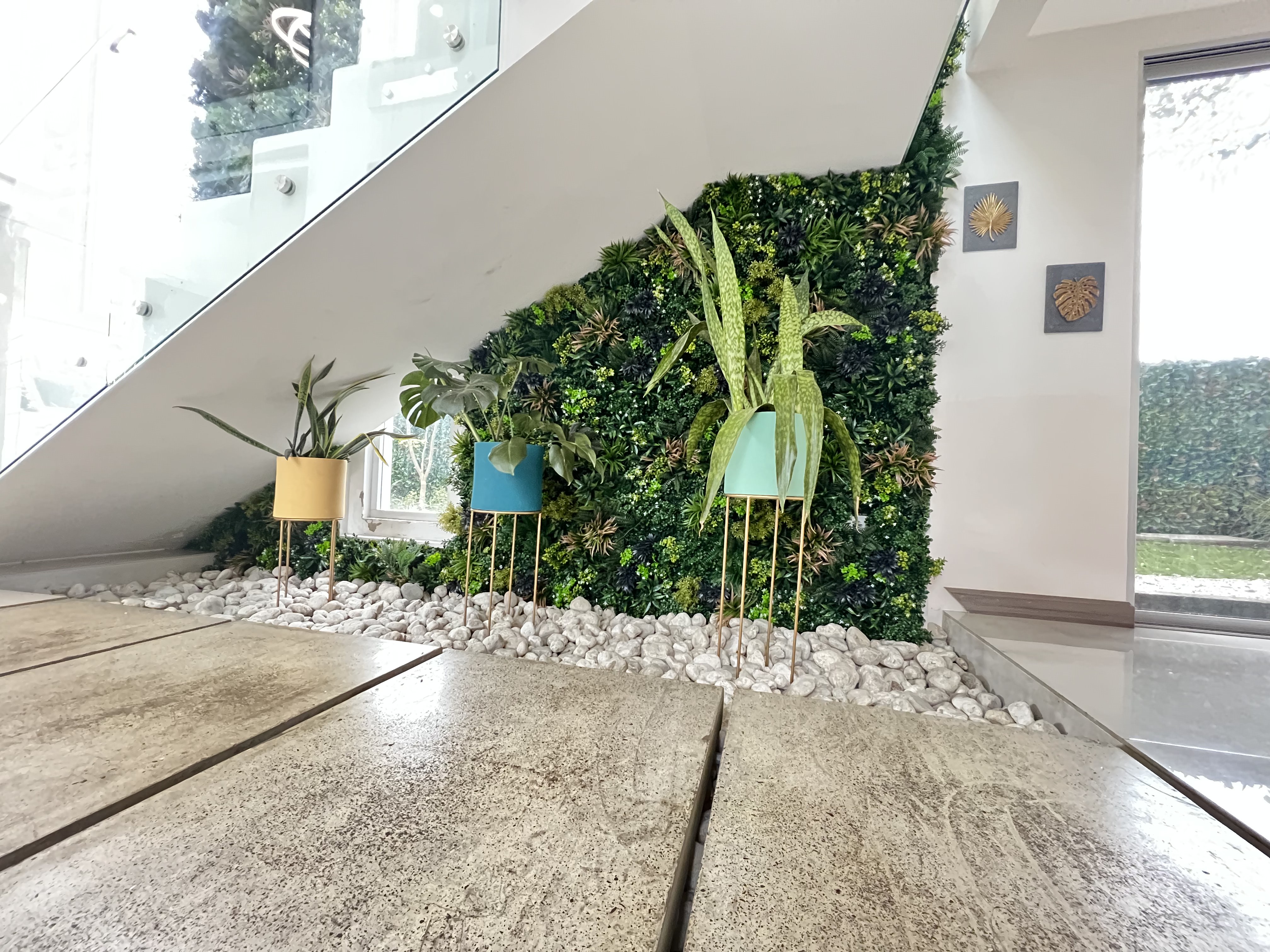 Guía completa de follaje artificial en Costa Rica: muros, jardines y fachadas sin mantenimiento